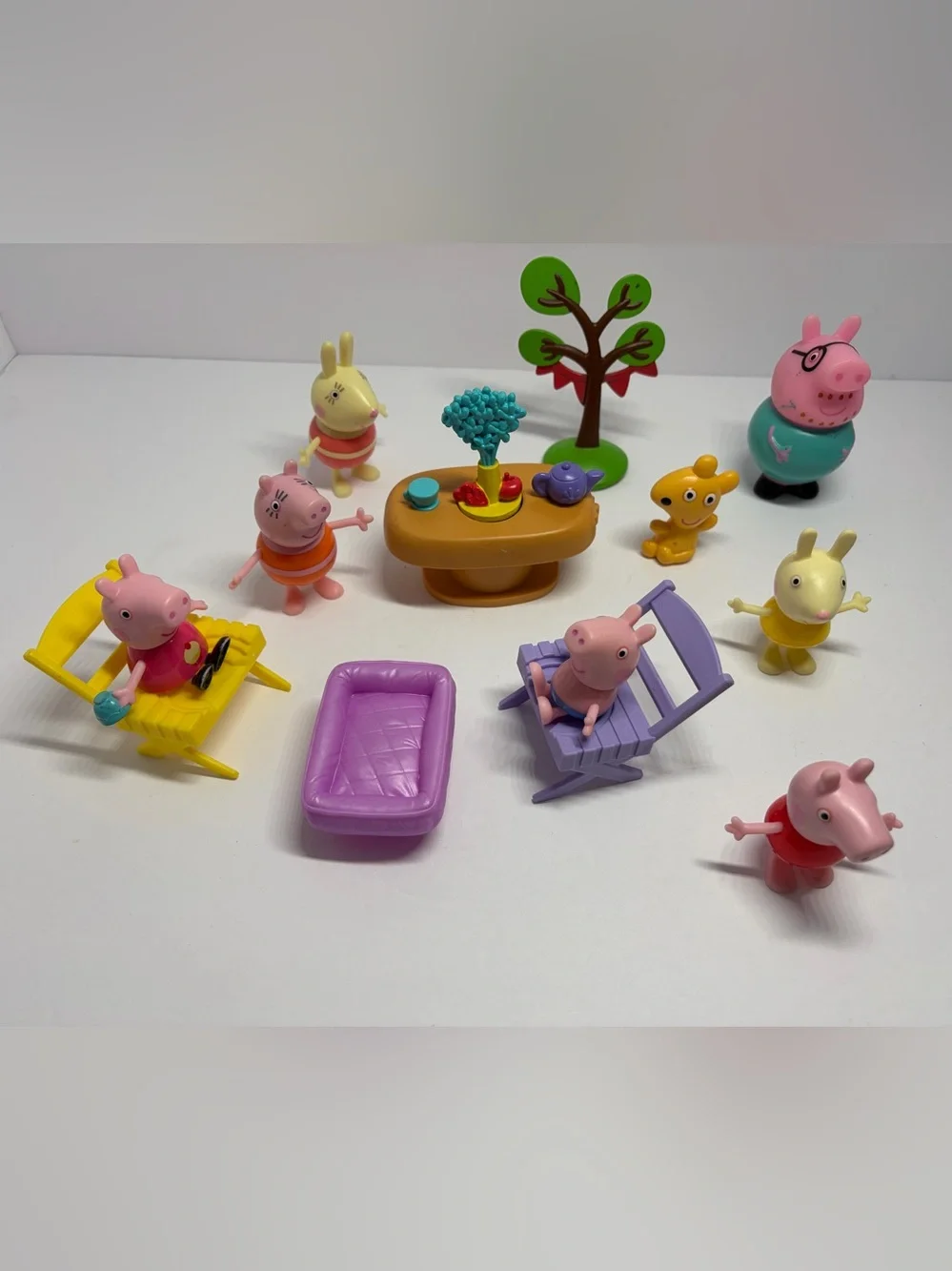 Peppa Pig Colorful Playset with Purple Chair, Pink Tub & Yellow Table